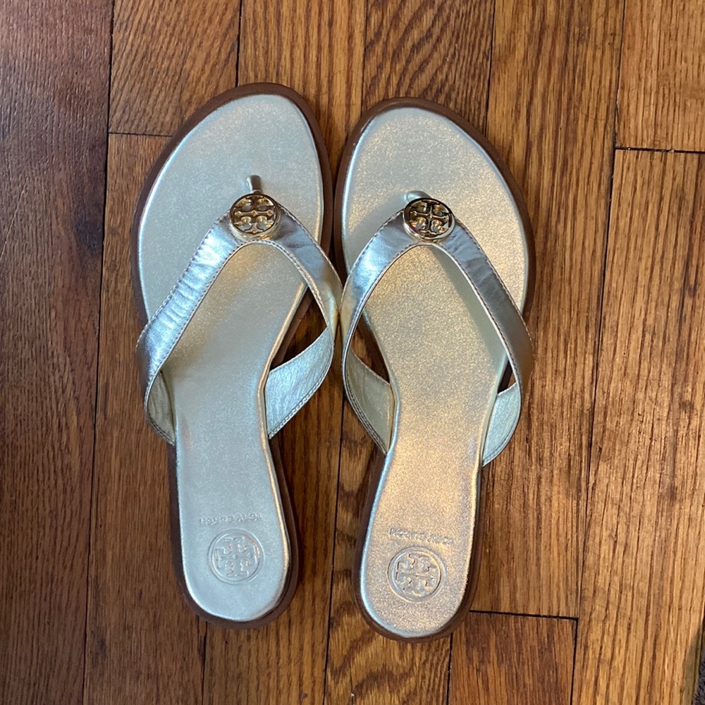 NWT! RETIRED!! Tory Burch Thong Sandals, Size 7.